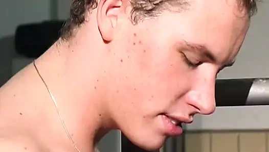 Pissen-action mit geiler blonder deutscher schlampe in der werkstatt