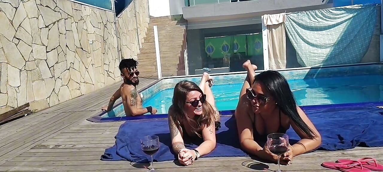 Mătușa își lasă prietena să aibă un sex în trei cu soțul ei
