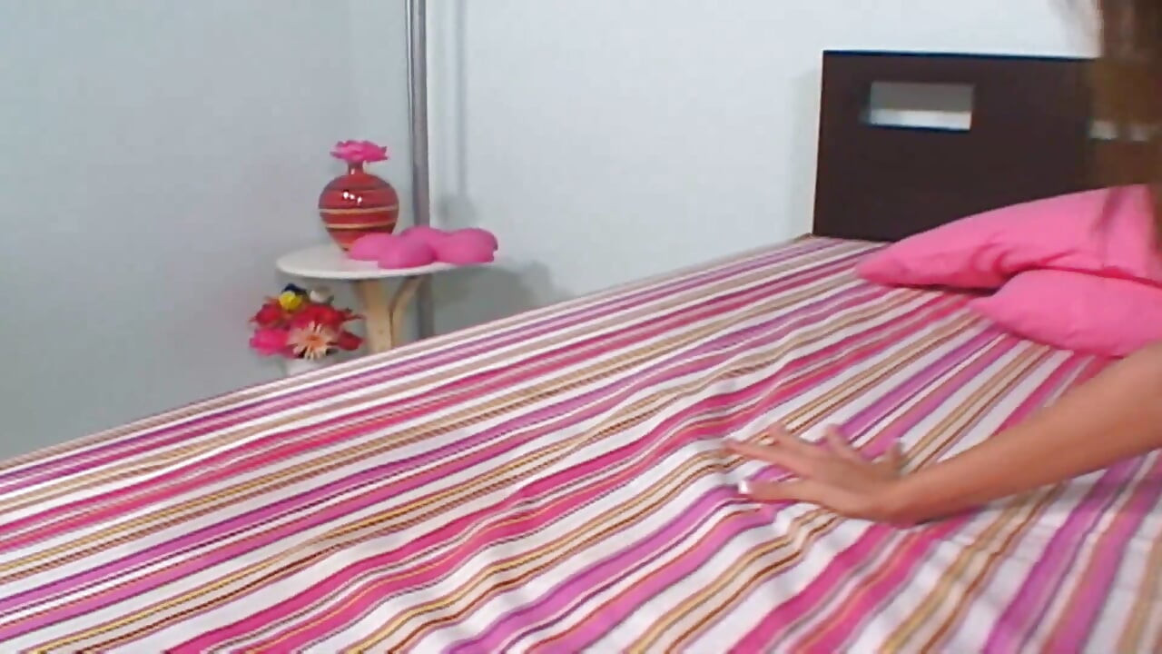 強い濡れた箱の欲望的な女の子の肛門は顔面でいっぱいに見栄えが良い