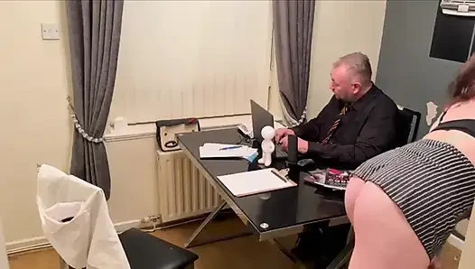 Sekreter pookie işe geç kalıyor büyük patron Domain işe yaramaz olduğu için onu tehdit etmekle tehdit ediyor