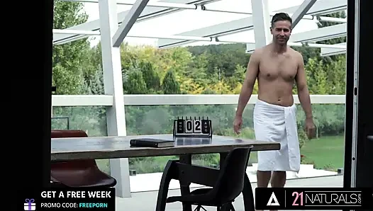 21 naturals - azgın ginebra sevgi dolu bir anal sikiş için götünü sunuyor