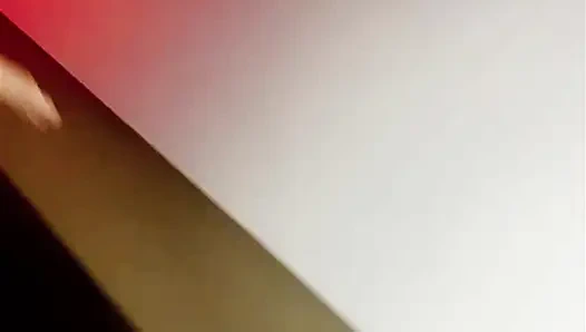 Ich lutschte den großen schwanz meines 55-jährigen fotografen tief in meine kehle und gab ihm einen schlampigen blowjob und wurde dann gefingert, während sie einen handjob gab