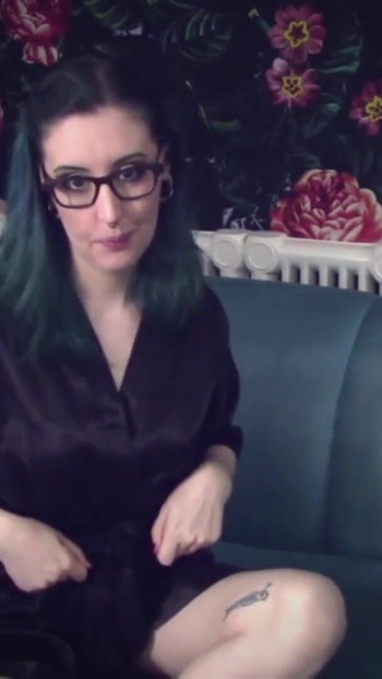 Momento chiave da "Stuzzicare compiti schiava - Parte 1 - Lo spogliarello della dominatrice di miss Fede Rae con Istruzioni anali, Istruzioni CBT"