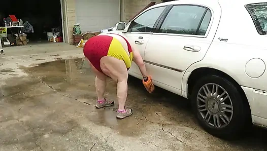 Seksi olgun iri güzel kızıl saçlı hemşire Vicki arabasını yıkıyor!