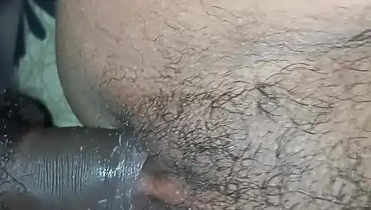 Девушка дези Ki Thukai в тишине