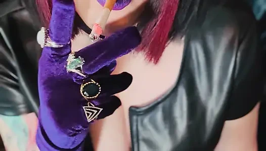 Sigara içen kraliçe Tina Snua deri ve eldivenle mantar sigarası içiyor