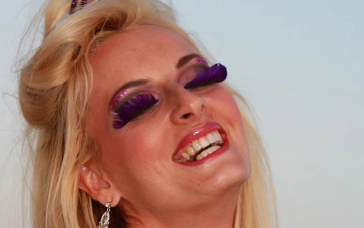 544 extravaganz-make-up mit blondie