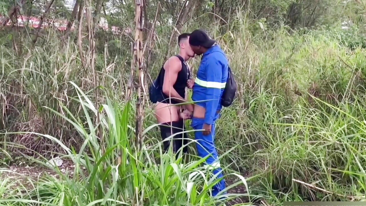 Radnik je prošao kroz park i popušio.