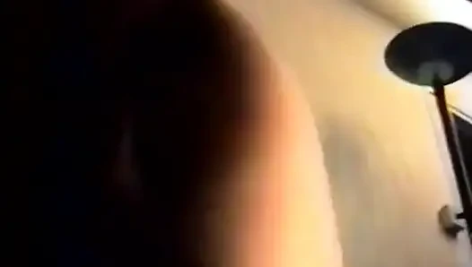 Ein sehr versautes schwarzes mädchen, das einen fremden nach hause nimmt, um sie vor ihrem freund zu ficken.