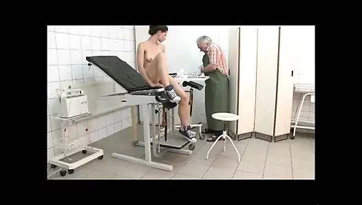 Нечистые действия в сводной сестренки