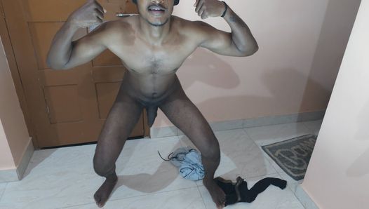 Un sexy ragazzo indiano e il suo sexy corpo nudo guardami e divertiti