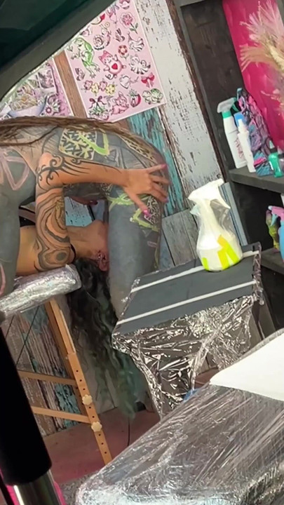 Tattoo Shop Ludder Får Fitte Slikket Og Suger Kuk Mens Blir Blekket | Klipp 2