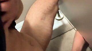 Twink se masturba en el baño público y agarra la gran polla de un chico al azar y lo hace correrse