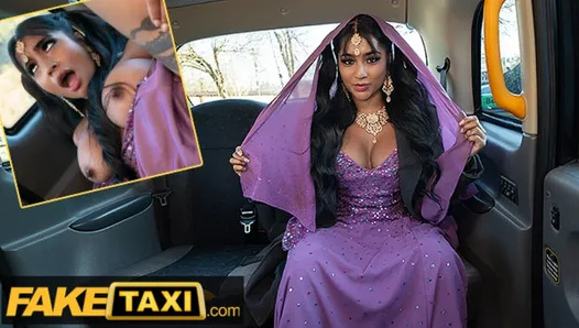 Fake taxi - Bengaalse verpleegster neemt een grote pik in haar strakke Aziatische poesje met haar grote tieten bloot