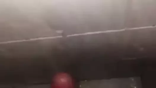 o boşalan içinde duş