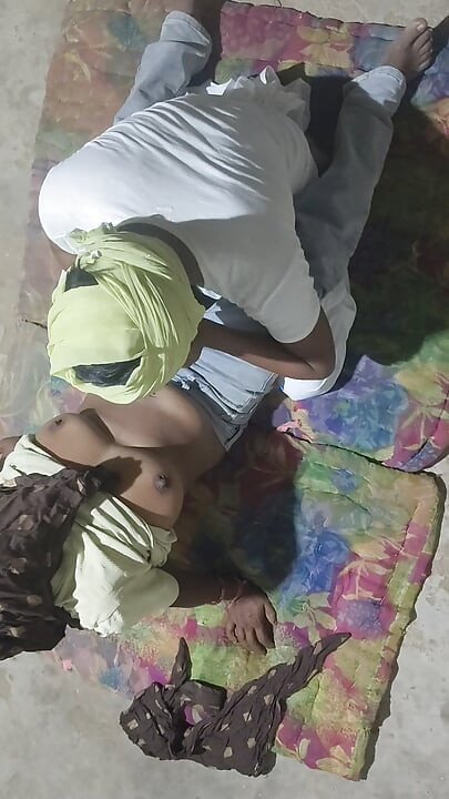 O prazer de fazer sexo vem de uma garota tão gostosa em uma vila indiana
