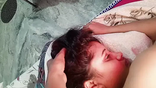 Kızın kayınbiraderi onu kalın yarağıyla sikiyor. Saçını çekti ve domaltarak sikti.