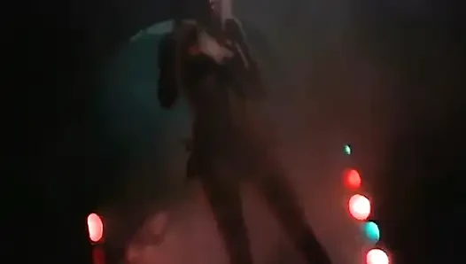Azgın striptiz kulübü ziyaretçisi onu tüm deliklerinden sikmek için en çekici direk dansçısını seçti