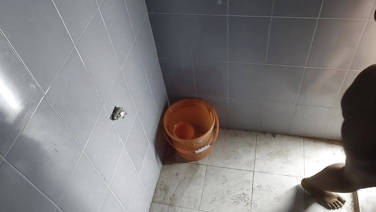 Üvey anne köye gitmeden önce üvey oğluyla banyo yapıyor