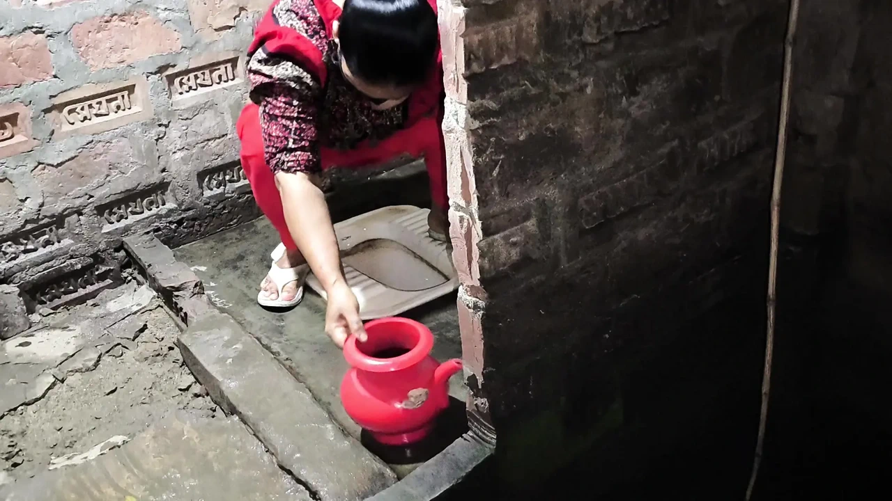 我的阿姨坐在浴室里，我拥抱她，开始操她的菊花。