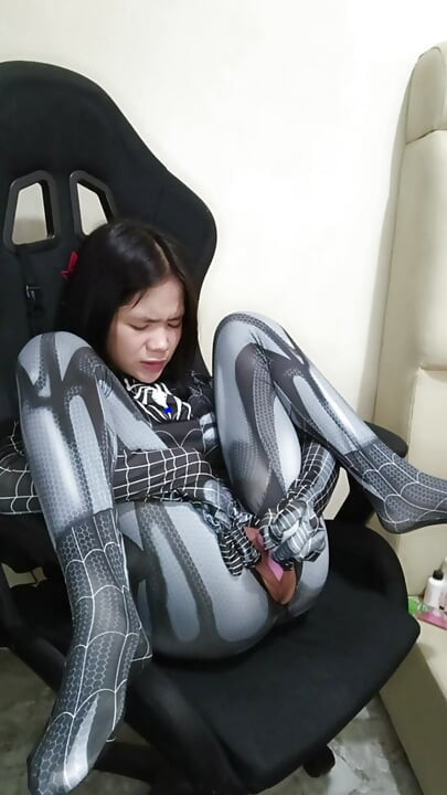 Awek labah-labah hitam belajar cara menjolok menggunakan dildo