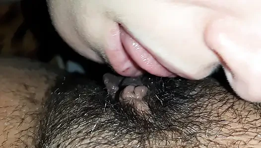 Haarige muschi lecken mit schneller orgasmus-nahaufnahme