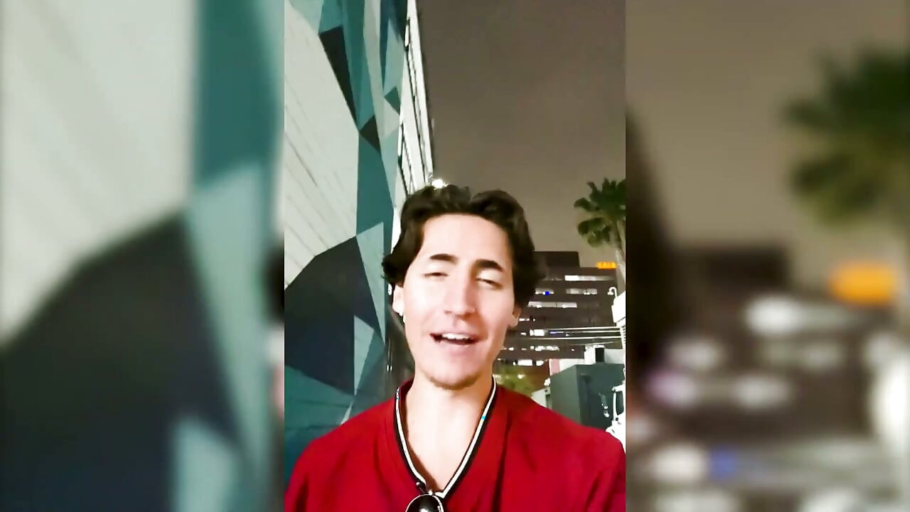 Vedeta tiktok Kane Trujillo Adresa Haters lui și dezvăluie Celebrity Crush!