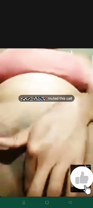 Iubită desi se cu degetul în apel video cu iubitul