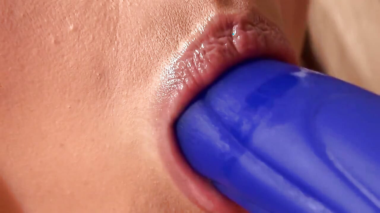 Ateşli Hatun Amcığını Parmaklıyor Ve Mavi Dildoyla Götünü Sikiyor