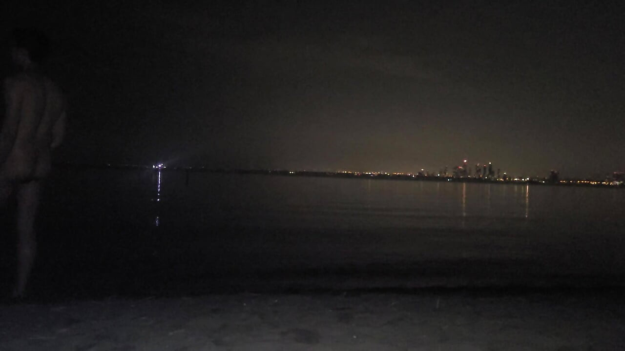 Terekspos di pantai telanjang dan kencing pada diriku sendiri
