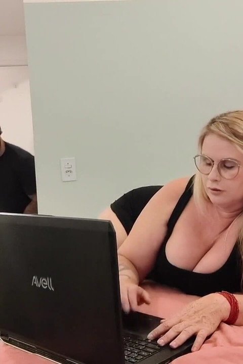 Entiado Bobão E Virgem Não Deixa a Madrasta Se Masturba Sucegada