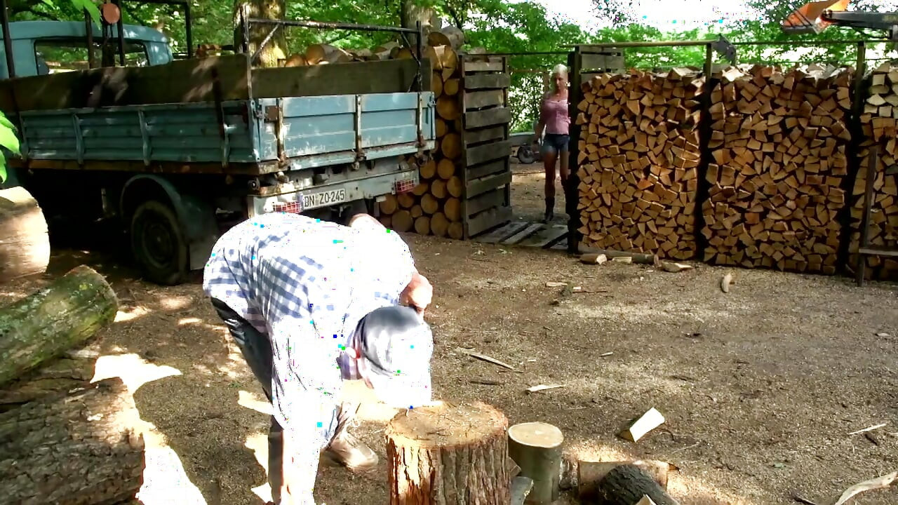 Гарячі мамки готові до катання на члені та добірки камшотів на відкритому повітрі