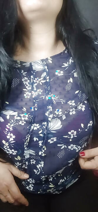 セクシーな女の子が新しい男の土地を吸っている。 💋