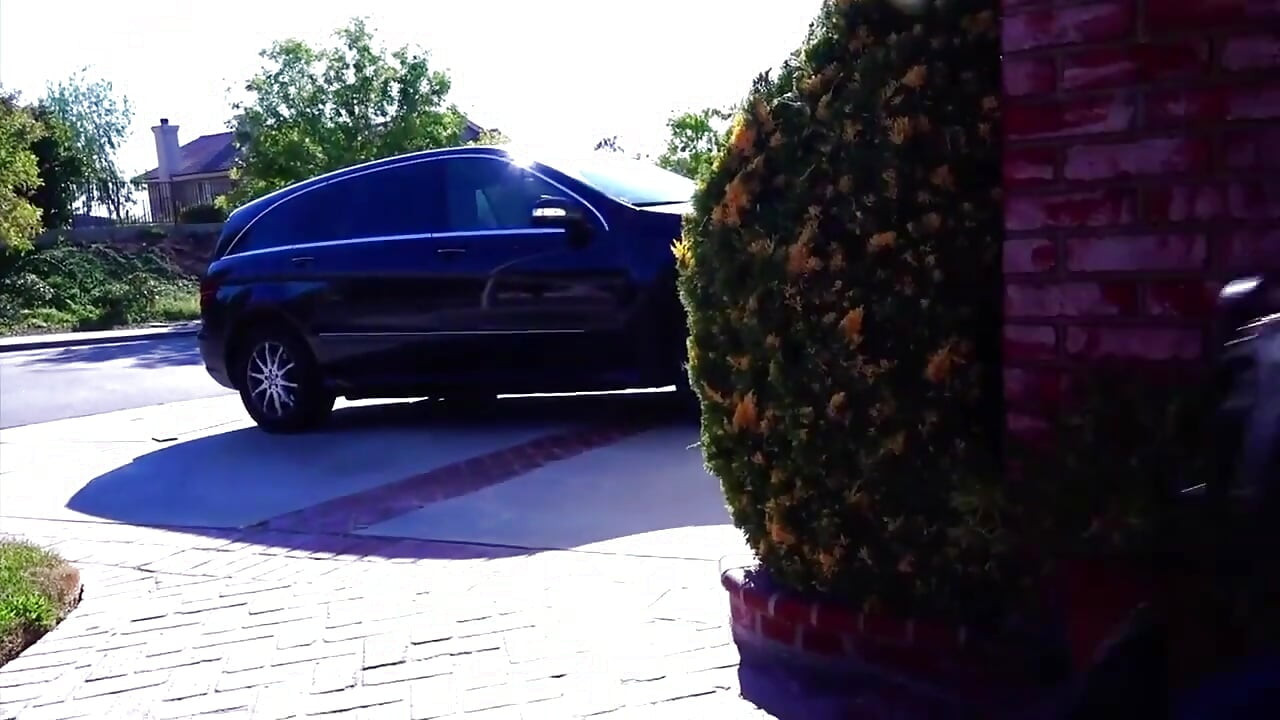 Tânără gagică neagră uimitoare agățată de un porc alb bătrân