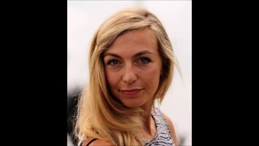 Amelie etasse počast devojci