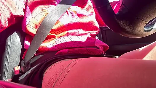 Ich zog über und reibte meine muschi im Auto, bis ich einen intensiven orgasmus hatte.