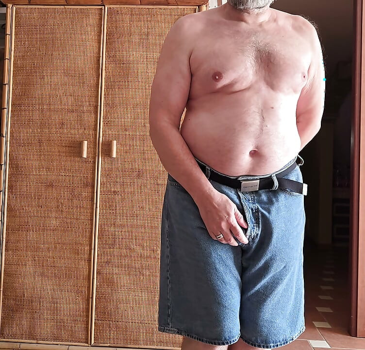 Stocky guy finally taking his dick out for a wank