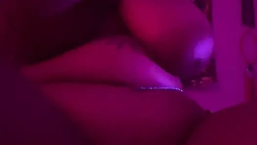 Cewek kulit hitam lagi asik ngentot dildo sendirian