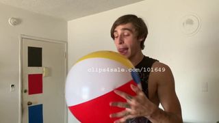 Fétiche du ballon de plage - Logan suce et s&#39;assoit sur un ballon de plage