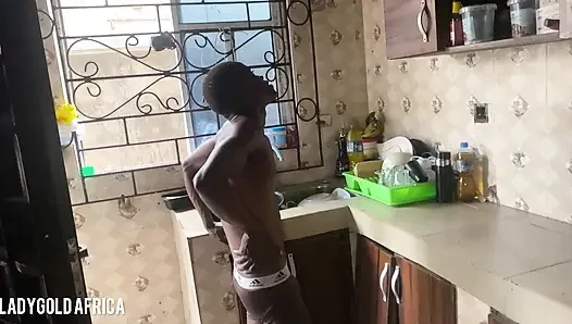 Üvey babam seksi karım mutfakta ve ateşli bir bikini