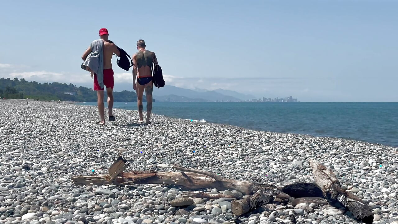 Sjajno jebanje nakon plivanja. Kit Belove svršava dva puta u guzicu Falcon Ala na plaži