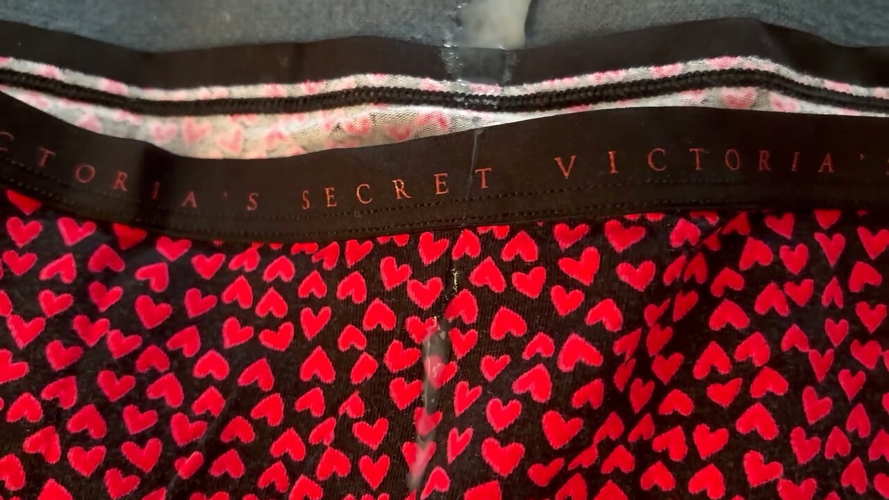 প্রতিবেশীর Victoria's Secret লাল হার্ট প্যান্টিতে বীর্যপাত