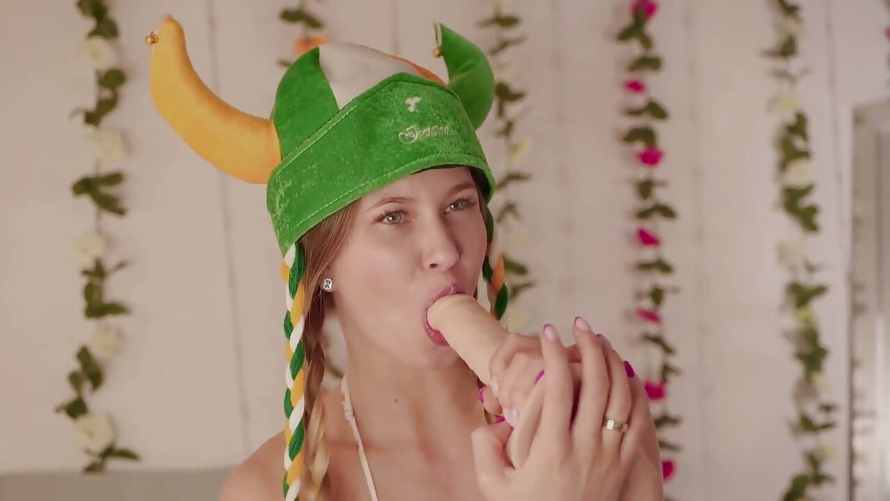 Navijačica nogometa siše ogromni dildo
