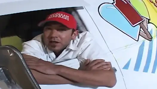 Sapık hatunlar sahne 4_busty latin genç kız dondurma kamyonunda yüze boşalmanın tadını çıkarıyor