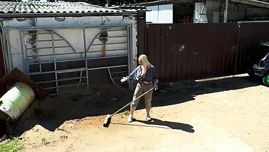 Büyük götlü sevimli sarışın kıllı amından sikiliyor
