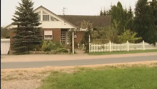 Drei Blonde Büro-schlampen Nehmen Asiatin 25cm Monster & Chef Schwanz Tief in Den Hals!