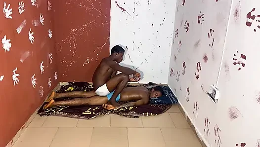 Heteroseksüel adam eşcinsel bir adama masaj yapıyor