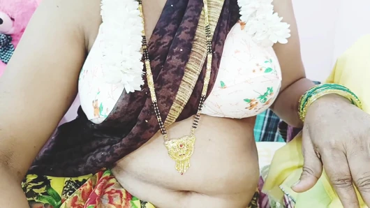 Indische stiefmutter mit dicken möpsen gefickt stiefsohn mit telugu-dirtytalks