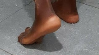 Douche in panty met zwarte nylon voeten