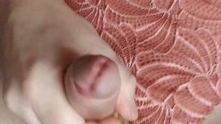 Petite ejaculation en string dentelle